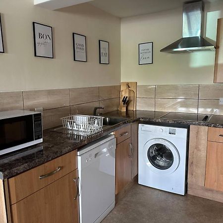 Yellow Sunflowers Flat In Stroud Stroud  Extérieur photo