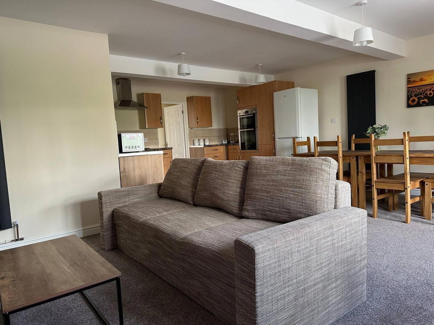 Yellow Sunflowers Flat In Stroud Stroud  Extérieur photo