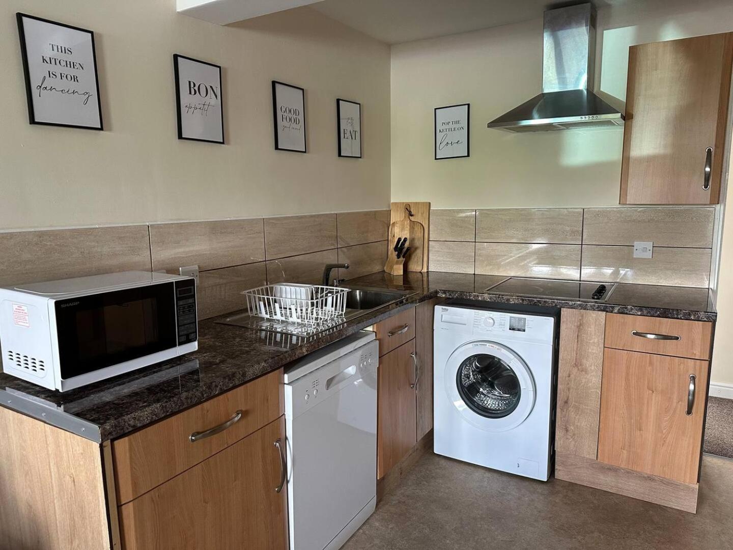 Yellow Sunflowers Flat In Stroud Stroud  Extérieur photo